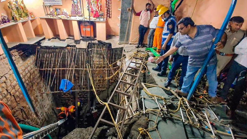 Hiện trường vụ sập giếng cầu thang tại đền thờ Beleshwar Mahadev Jhulelal ở Indore, bang Madhya Pradesh Ấn Độ. Ảnh: Hindustan Times