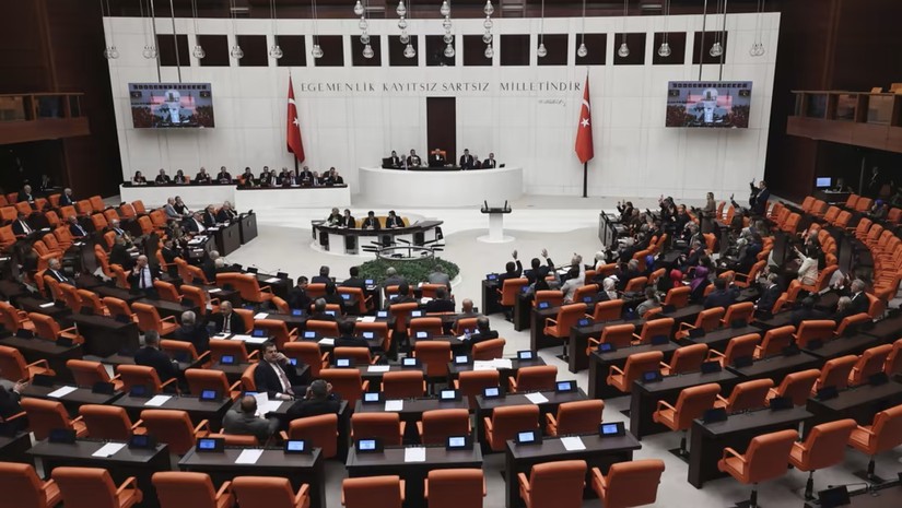 Quốc hội Thổ Nhĩ Kỳ bỏ phiếu thông qua dự luật cho phép Phần Lan gia nhập NATO, ngày 30/3. Ảnh: AP