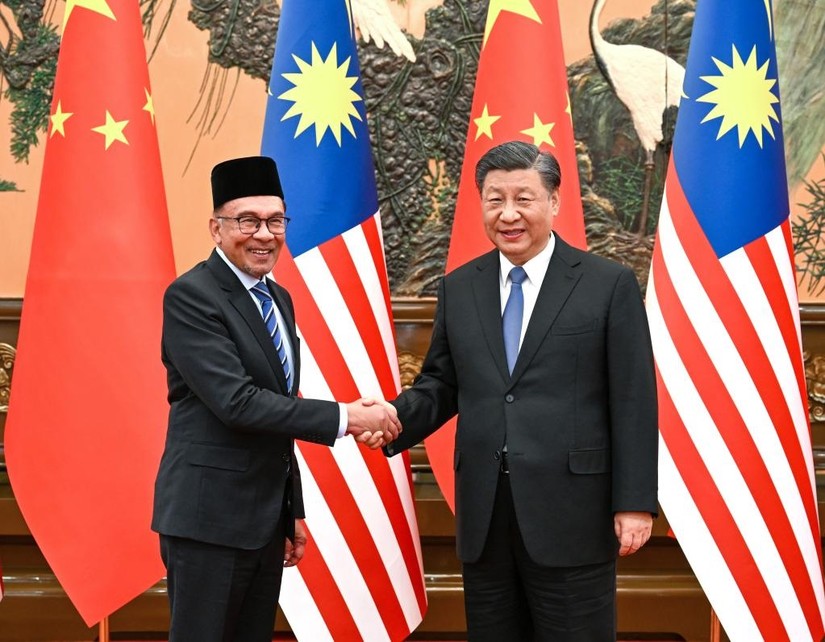 Chủ tịch Trung Quốc Tập Cận Bình gặp Thủ tướng Malaysia Anwar Ibrahim tại Đại lễ đường Nhân dân, Bắc Kinh, ngày 31/3. Ảnh: Xinhua