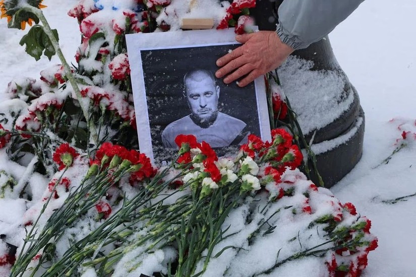 Hoa tưởng niệm blogger quân sự Vladlen Tatarsky tại thành phố St. Petersburg. Ảnh: Reuters