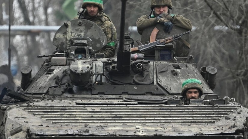 Binh sĩ Ukraine trên xe bộ binh tại khu vực gần Bakhmut, ngày 3/4. Ảnh: AFP