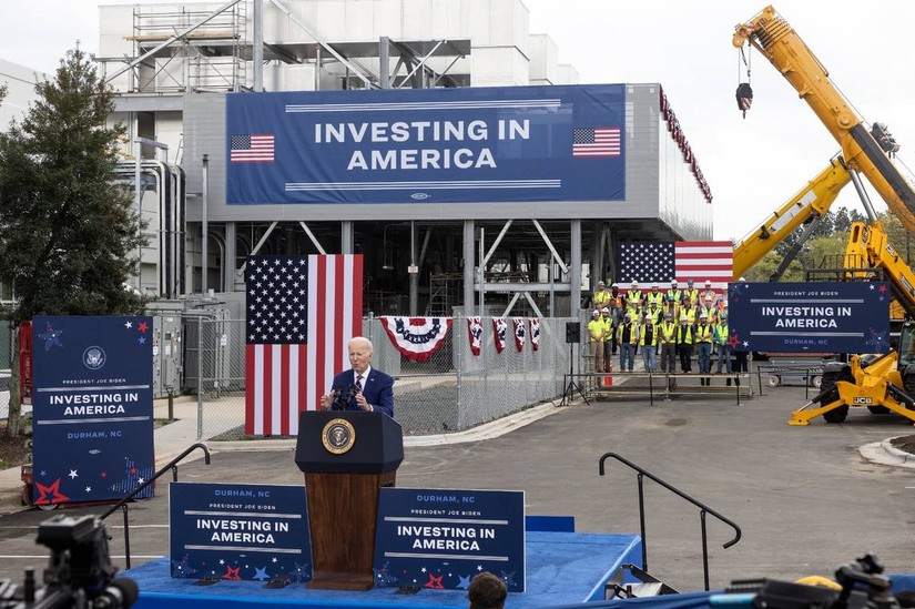 Tổng thống Joe Biden phát biểu trong chuyến thăm nhà máy Wolfspeed, tại Durham, Bắc Carolina. Ảnh: News Observer