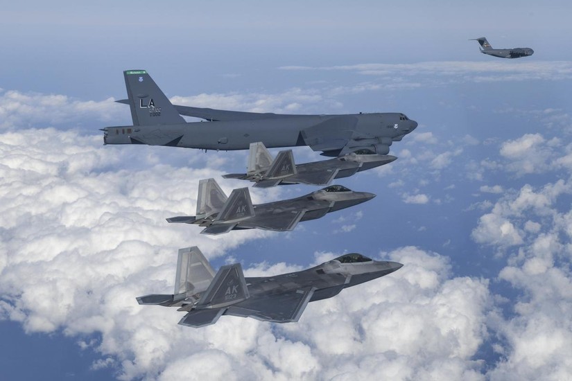 Máy bay ném bom B-52, máy bay vận tải quân sự C-17 và máy bay chiến đấu F-22 của Không quân Mỹ trong cuộc tập trận chung ở Hàn Quốc. Ảnh: BQP Hàn Quốc