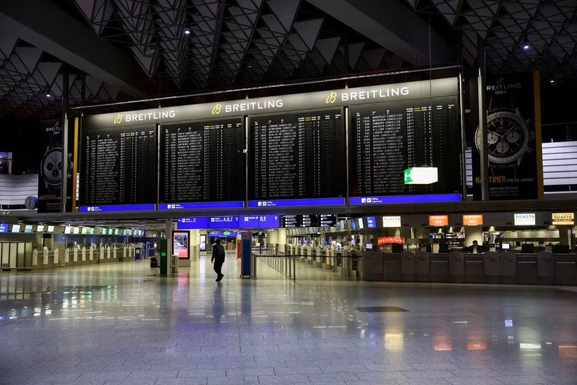 Sân bay Frankfurt, Đức, thông báo hoãn hủy chuyến do đình công, ngày 27/3. Ảnh: Reuters