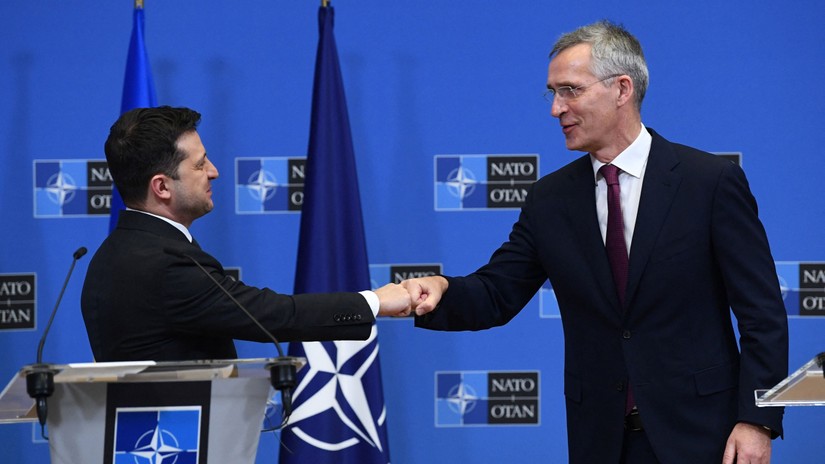 Tổng thống Ukraine Volodymyr Zelensky và Tổng thư ký NATO Jens Stoltenberg, năm 2021. Ảnh: AFP