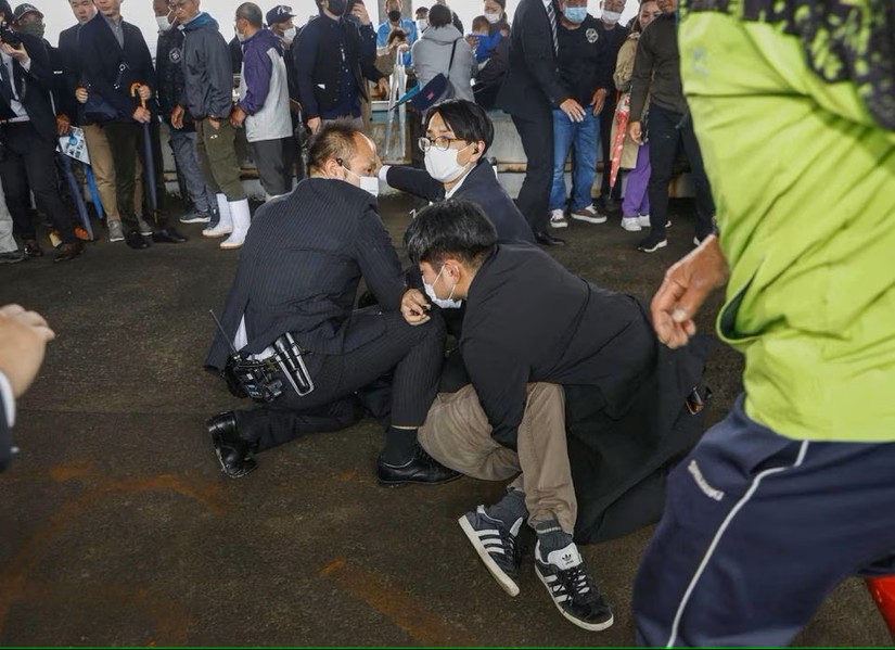 Cảnh sát bắt giữ nghi phạm ném vật thể gây nổ vào nơi Thủ tướng Kishida chuẩn bị phát biểu ở thành phố Wakayama. Ảnh: Kyodo