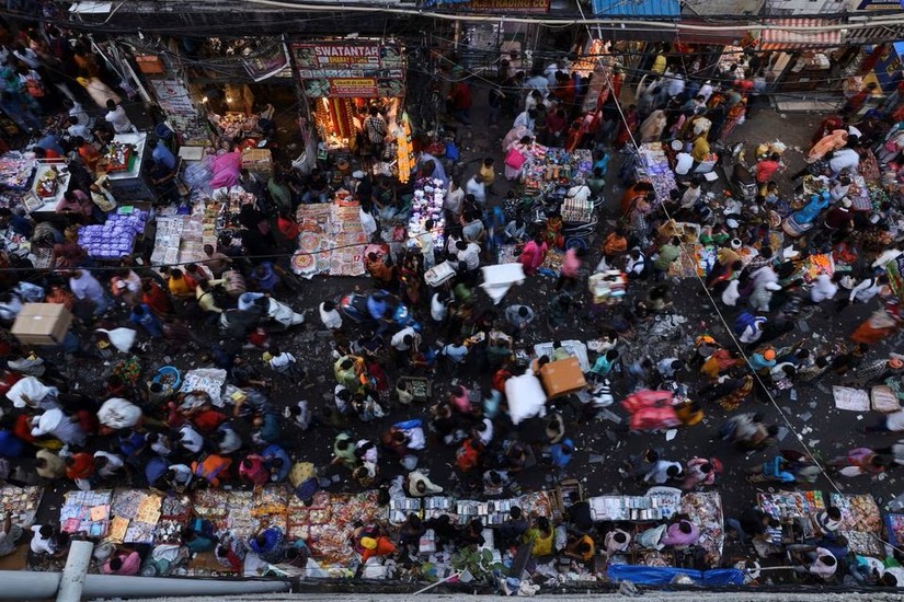 Khu chợ đông đúc ở khu phố cổ Delhi, Ấn Độ, tháng 10/2022. Ảnh: Reuters