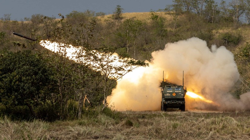 Gói viện trợ mới nhất của Mỹ cho Ukraine bao gồm đạn dược cho hệ thống tên lửa HIMARS. Ảnh: Reuters