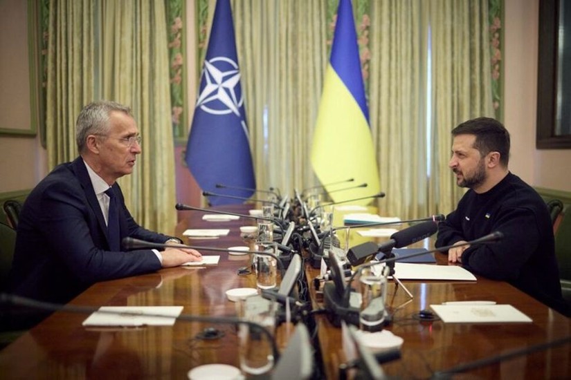 Tổng thống Ukraine Volodymyr Zelensky và Tổng thư ký NATO Jens Stoltenberg gặp mặt tại thủ đô Kiev, ngày 20/4. Ảnh: Reuters