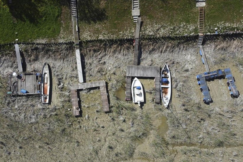 Những chiếc thuyền nằm tại khu vực xưởng đóng tàu trên sông Po, gần thành phố Cremona, Italy, ngày 19/4. Ảnh: AP