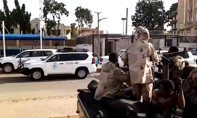 Một đoàn xe rời Khartoum hướng tới cảng Sudan, ngày 23/4. Ảnh: AFP