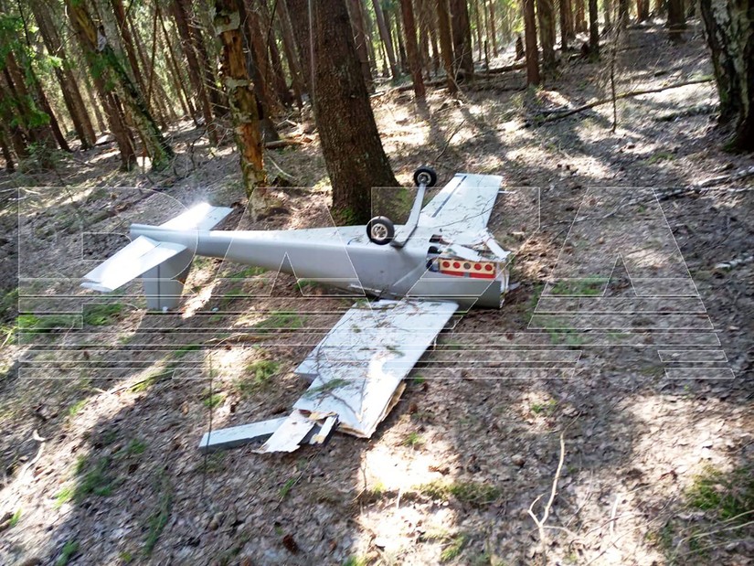 Xác UAV chở thuốc nổ rơi gần khu vực ngoại ô Moscow, Nga, ngày 23/4. Ảnh: Baza