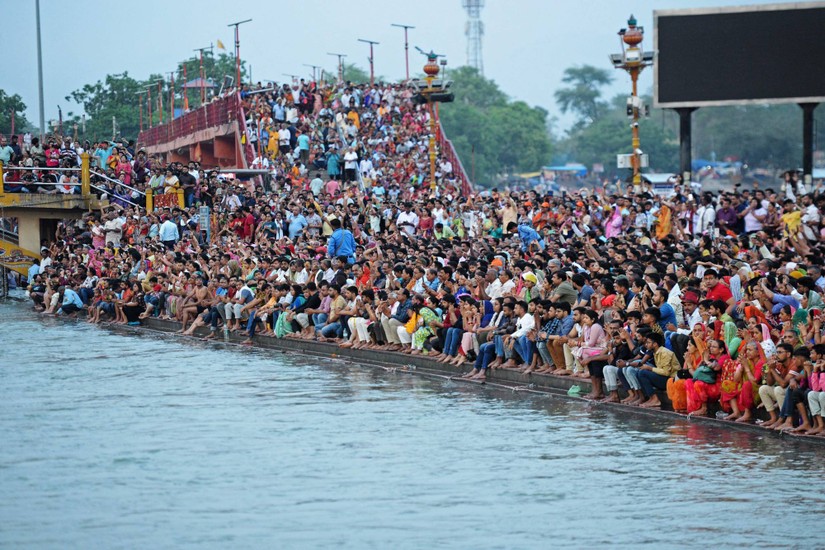 Các tín đồ tụ tập để tham dự buổi cầu nguyện bên bờ sông Hằng, Haridwar, bang Uttarakhand, Ấn Độ, ngày 23/4. Ảnh: AFP