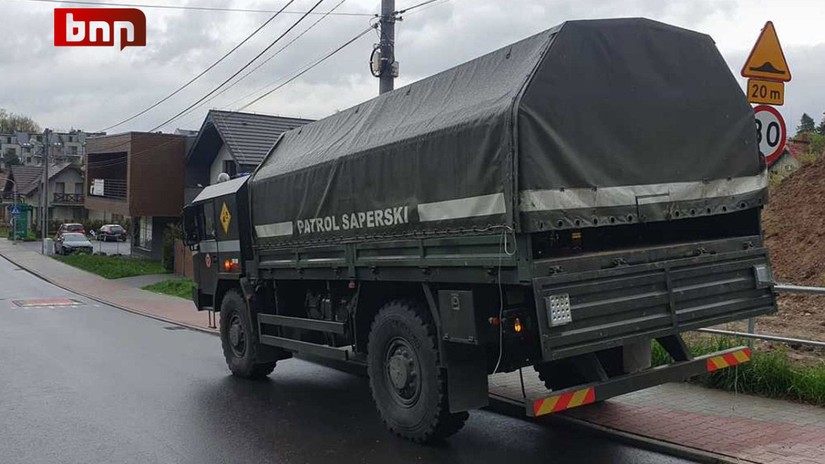Xe tải chở chuyên gia trên đường tới hiện trường phát hiện vật thể quân sự không xác định, Ba Lan. Ảnh: BNN