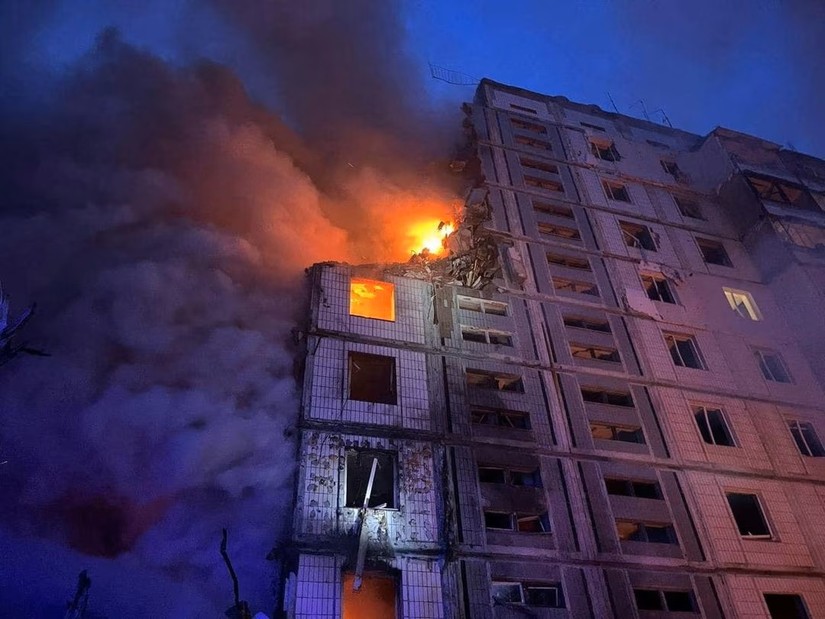 Một tòa chung cư bị hư hại do trúng tên lửa tại thành phố Uman, Cherkasy, Ukraine, ngày 28/4. Ảnh: Bộ Nội vụ Ukraine