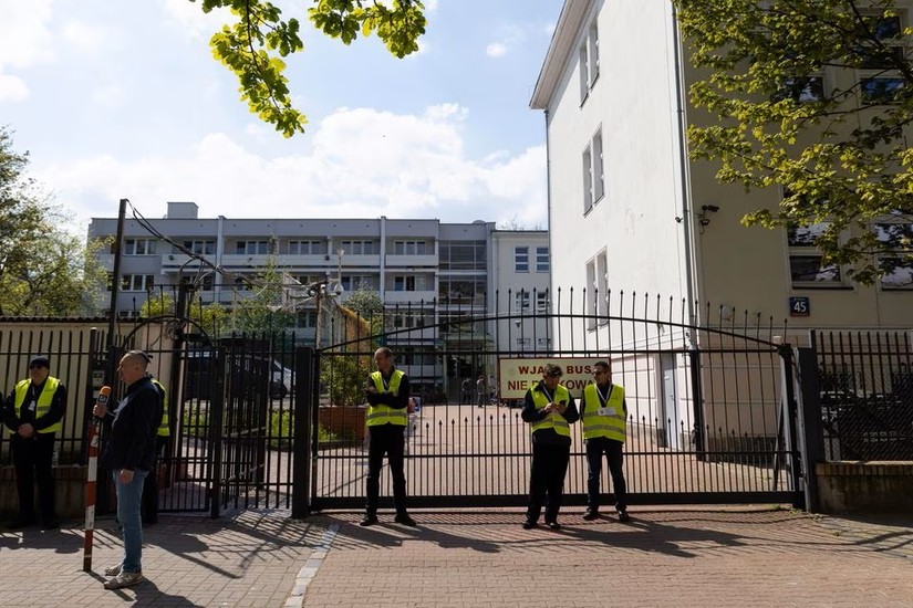 Cảnh sát Ba Lan bên ngoài trường học của Đại sứ quán Nga ở thủ đô Warsaw, ngày 29/4. Ảnh: Reuters
