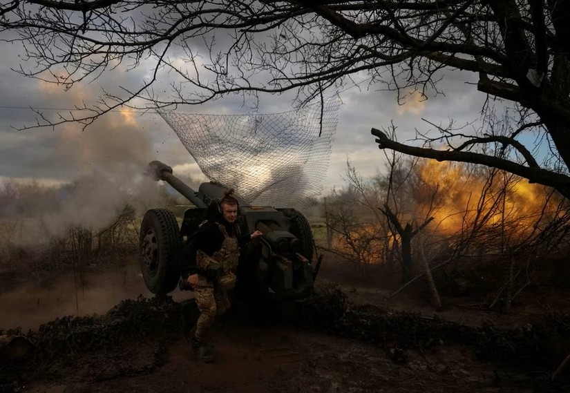 Binh sĩ Ukraine bắn một khẩu lựu pháo D30 ở tiền tuyến gần thành phố Bakhmut. Ảnh: Reuters