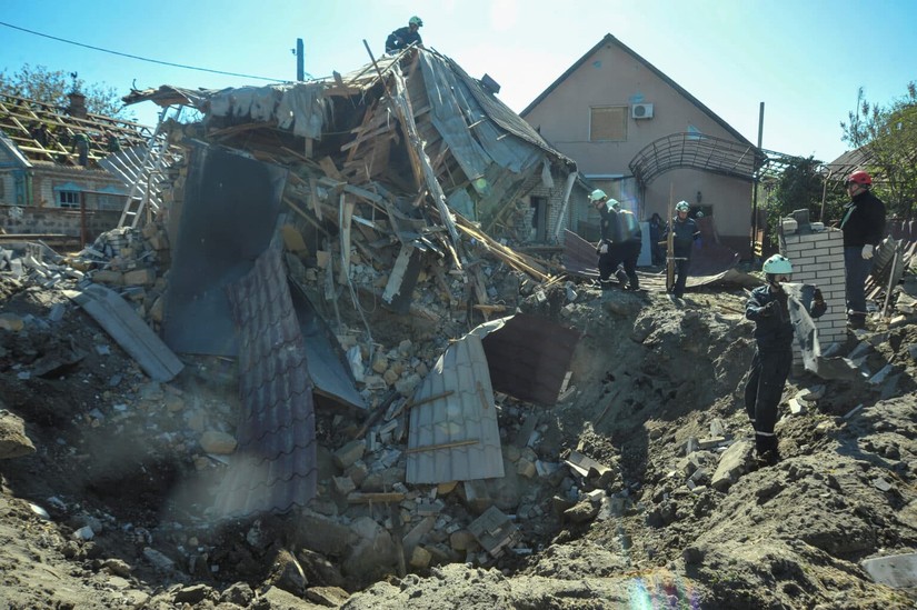 Một khu dân cư bị hư hại do không kích ở Zaporizhzhia, Ukraine, ngày 3/5. Ảnh: Reuters