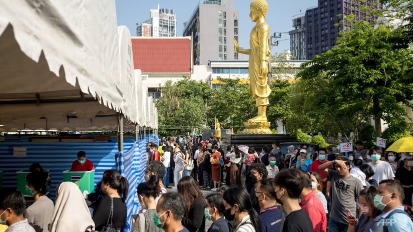 Cử tri Thái Lan xếp hàng tại một điểm bỏ phiếu sớm ở chùa Wat That Thong, Bangkok, ngày 7/5. Ảnh: AFP