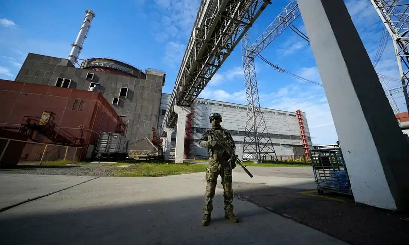 Binh sĩ Nga canh gác tại nhà máy hạt nhân Zaporizhzhia. Ảnh: AP