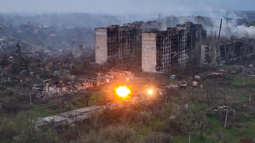 Nga pháo kích vào các vị trí của lực lượng Ukraine ở Bakhmut, ngày 24/4. Ảnh: Sputnik