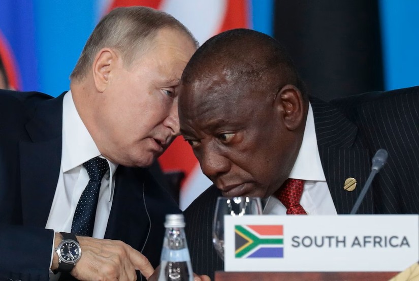 Tổng thống Nga Vladimir Putin và Tổng thống Nam Phi Cyril Ramaphosa tại Hội nghị thượng đỉnh Nga - châu Phi, Sochi, Nga, tháng 10/2019. Ảnh: AP