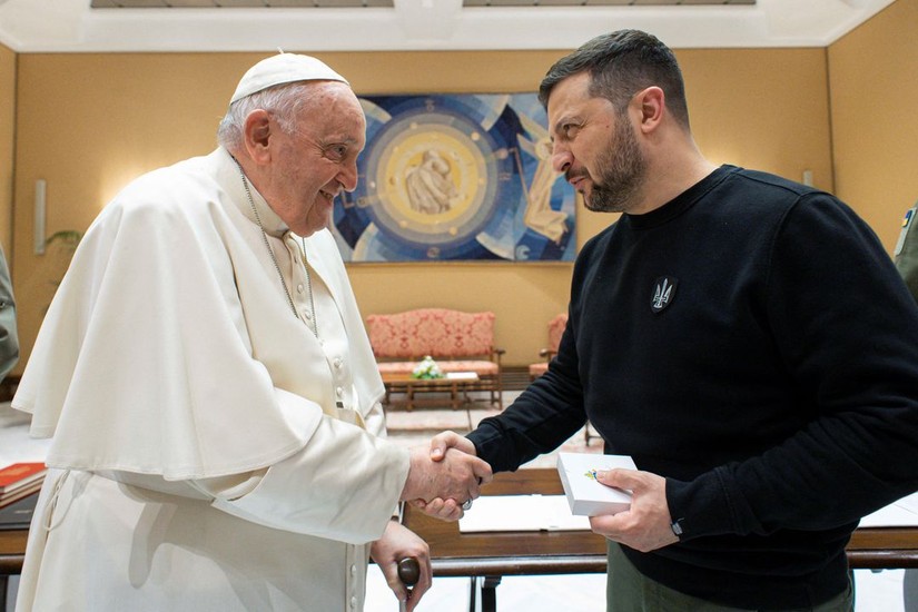  Tổng thống Ukraine Volodymyr Zelensky gặp Giáo hoàng Francis, ngày 13/5. Ảnh: Reuters