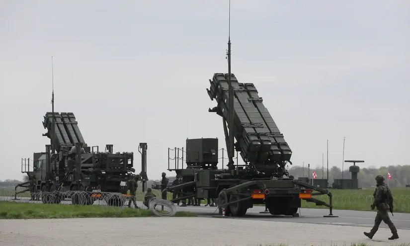 Hệ thống tên lửa đất đối không Patriot của Mỹ tại sân bay Warsaw-Radom, Ba Lan. Ảnh: EPA