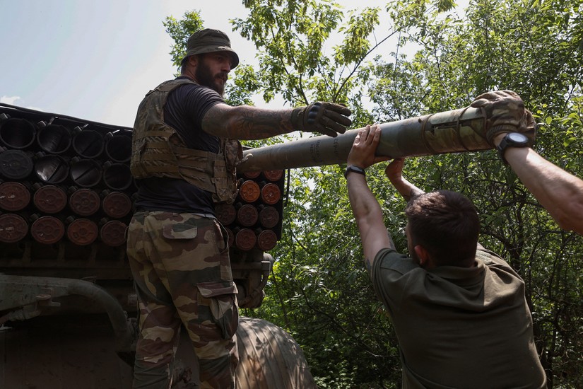 Binh sĩ Ukraine nạp một tên lửa gần thị trấn tiền tuyến Bakhmut, ngày 19/5. Ảnh: Reuters