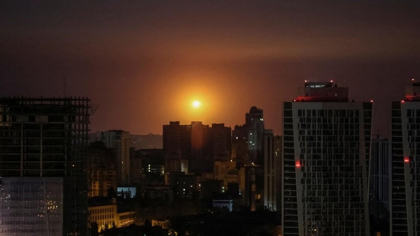 Một vụ nổ được nhìn thấy trên bầu trời thành phố Kiev, ngày 29/5. Ảnh: Reuter