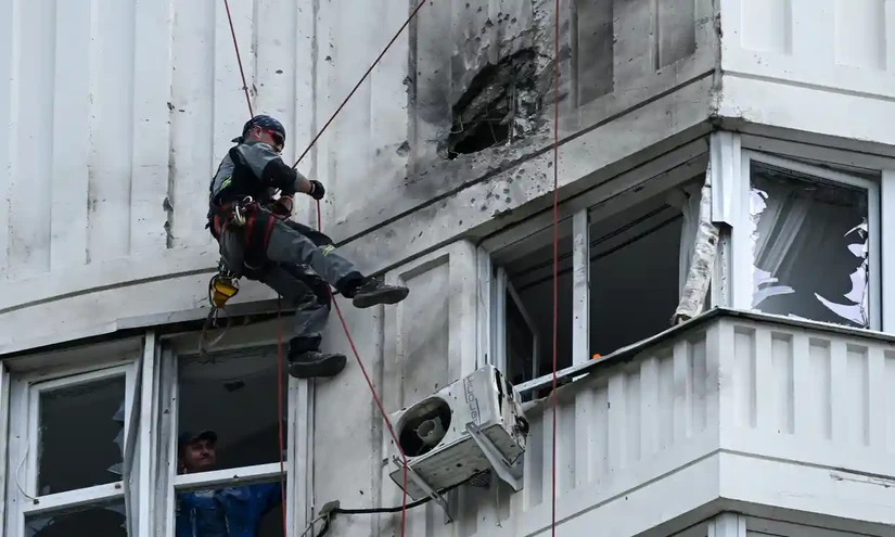 Một nhân viên điều tra kiểm tra mặt tiền bị hư hại của một tòa nhà chung cư sau cuộc tấn công của UAV ở Moscow, ngày 30/5. Ảnh: AFP