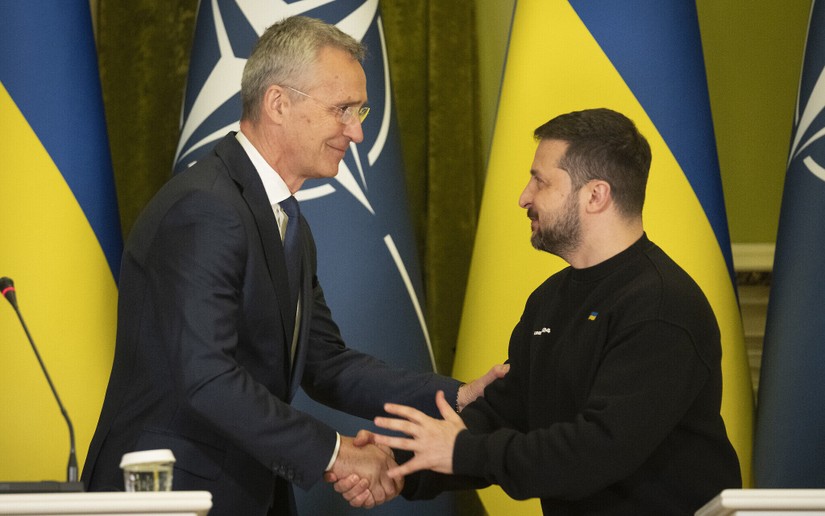 Tổng thư ký NATO Jens Stoltenberg và Tổng thống Ukraine Volodymyr Zelensky. Ảnh: 