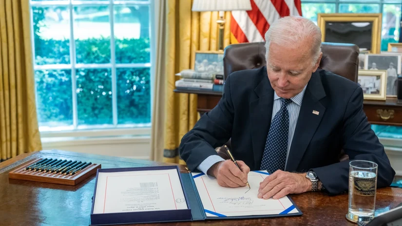 Tổng thống Mỹ Joe Biden ký ban hành "Đạo luật Trách nhiệm Tài chính năm 2023". Ảnh: Twitter @The White House