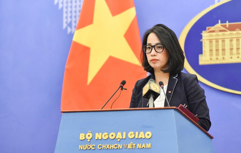 Bà Phạm Thu Hằng trong một buổi họp báo thường kỳ của Bộ Ngoại giao, 