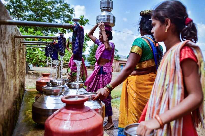 Người dân lấy nước tại một bể chứa tại làng Peth Taluka, Ấn Độ, ngày 26/5. Ảnh: Getty Images