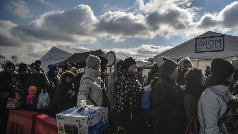 Người tị nạn Ukraine vượt biên tại Medyka, Ba Lan, ngày 10/3. Ảnh: AFP