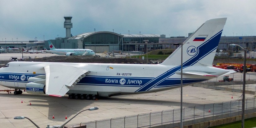 Một chiếc máy bay Antonov An-124 đậu tại Sân bay quốc tế Toronto Pearson. Ảnh: Reuters