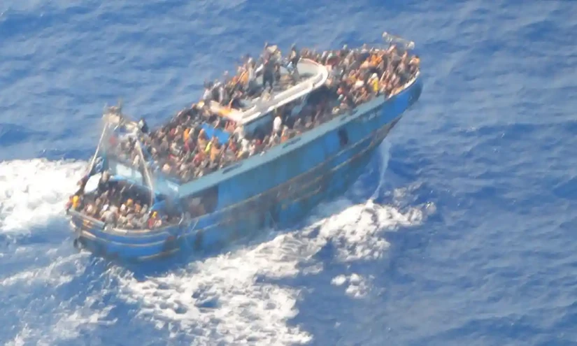 Khoảnh khắc con tàu đánh cá chở hàng trăm người di cư ở ngoài khơi Hy Lạp, chỉ vài giờ trước khi nó bị lật úp. Ảnh: Anadolu Agency