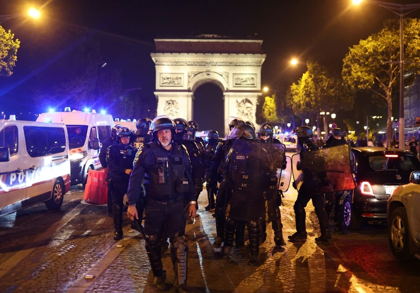 Các sĩ quan cảnh sát tuần tra tại Khải Hoàn Môn, thủ đô Paris, Pháp. Ảnh: Reuters