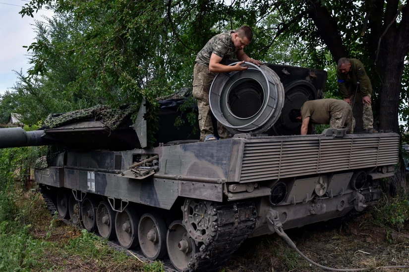 Binh sĩ Ukraine sửa xe tăng Leopard 2 ở khu vực Zaporizhzhia. Ảnh: AP