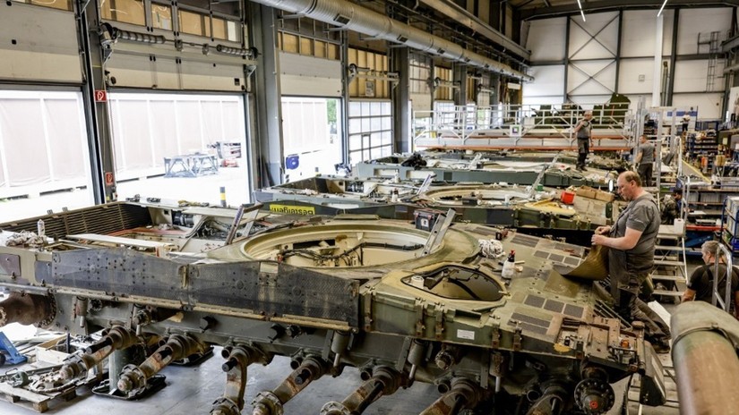 Các kỹ thuật viên lắp ráp xe tăng chiến đấu Leopard 2A4 tại một cơ sở của Rheinmetall ở Unterluess, bang Lower Saxony, Đức, tháng 6/2023. Ảnh: AFP