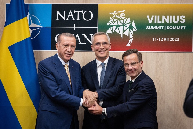 Từ trái sang phải: Tổng thống Thổ Nhĩ Kỳ Tayyip Erdogan, Tổng thư ký NATO Jens Stoltenberg và Thủ tướng Thụy Điển Ulf Kristersson. Ảnh: Twitter @@jensstoltenberg