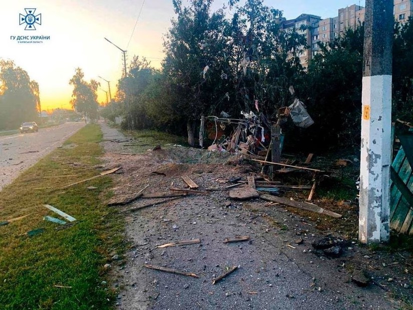Đống đổ nát sau khi UAV bị bắn hạ tại Kiev, Ukraine, ngày 11/7. Ảnh: Reuters