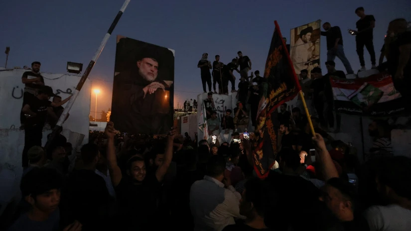 Người biểu tình tụ tập ở khu vực Đại sứ quán Thụy Điển ở Baghdad, Iraq, ngày 20/7. Ảnh: Reuters