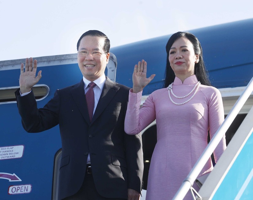 Chủ tịch nước Võ Văn Thưởng và phu nhân rời sân bay Nội Bài. Ảnh: TTXVN