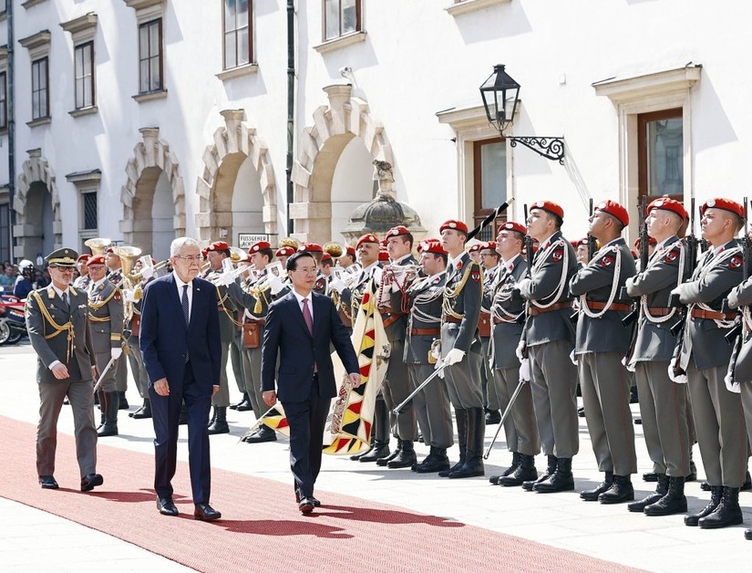 Tổng thống Áo Alexander Van der Bellen đón Chủ tịch nước Võ Văn Thưởng. Ảnh: TTXVN