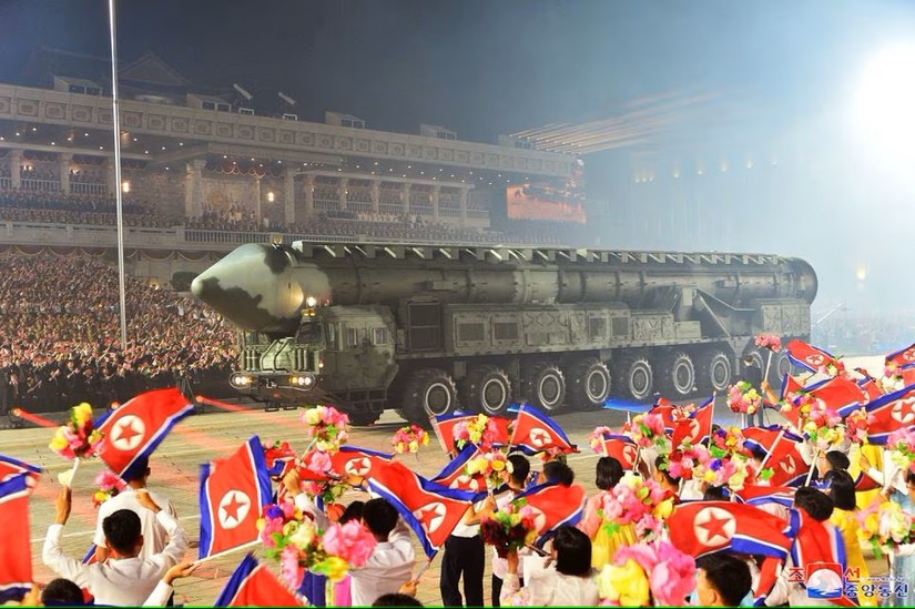 Tên lửa xuất hiện trong lễ duyệt binh của Triều Tiên. Ảnh: KCNA