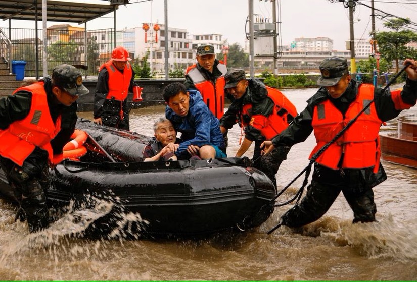 Sĩ quan cảnh sát bán quân sự sơ tán cư dân ở thị trấn Xincuo, thành phố Phúc Thanh, tỉnh Phúc Kiến, Trung Quốc. Ảnh: Reuters