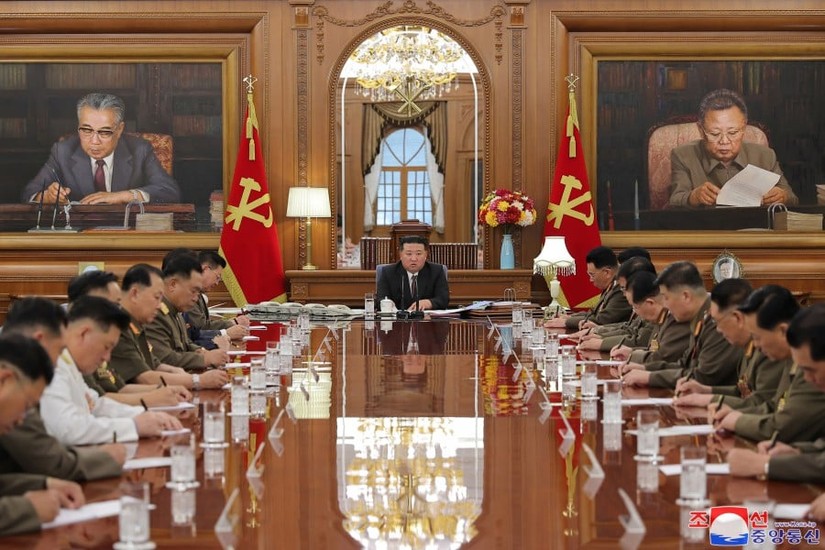 Nhà lãnh đạo Kim Jong-un chủ trì cuộc họp Quân ủy Trung ương Đảng Lao động Triều Tiên, ngày 9/8. Ảnh: KCNA