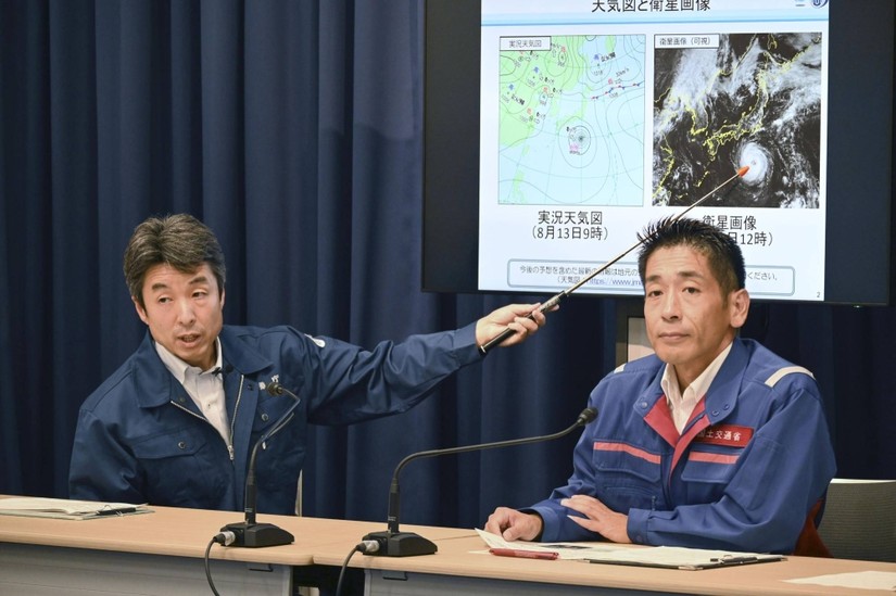 Các quan chức của Cơ quan Khí tượng Nhật BẢn (JMA) yêu cầu người dân cảnh giác với cơn bão Lan. Ảnh: Kyodo